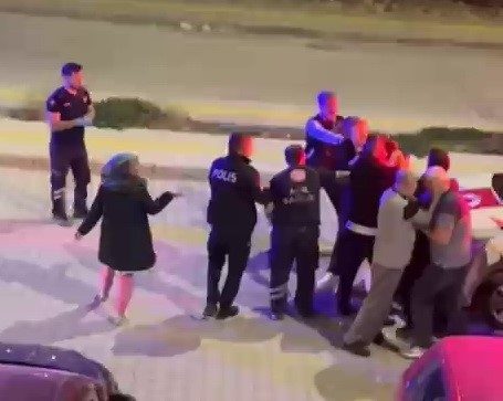 Adıyaman’da, akrabalar arasında çıkan kavgada 3 kişi yaralandı. Edinilen bilgilere