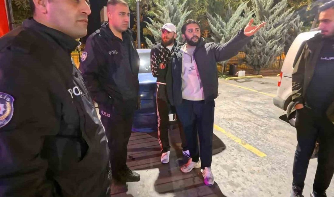 Aksaray’da açıkta alkol alan 2 şahsa kabahatler kanunundan ceza kesildi Aksaray’da açıkta alkol alan 2 şahıs gözaltına alınarak götürüldükleri polis