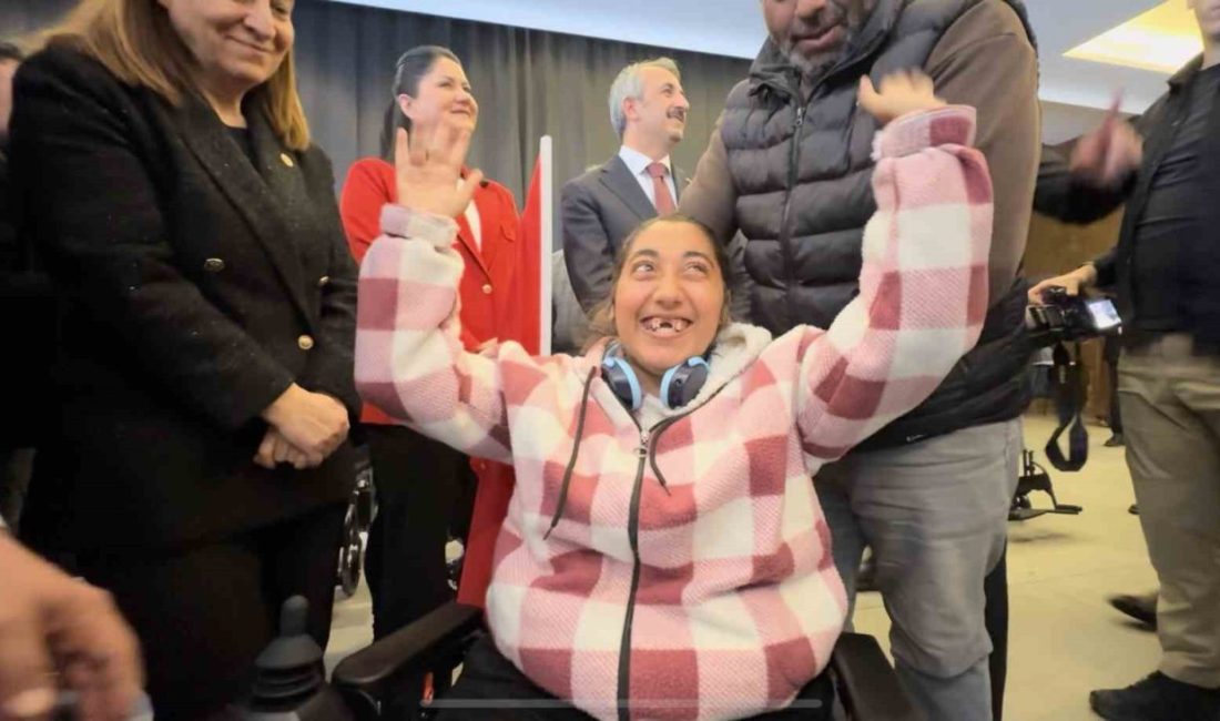 Edirne’de akülü sandalye hediye edilen 21 yaşındaki engelli birey Hazal