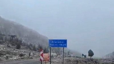 Antalya-Konya kara yolunun bin 825 rakımlı Alacabel mevkii beyaza büründü.