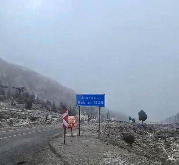 Alacabel’e yılın ilk karı yağdı Antalya-Konya kara yolunun bin 825 rakımlı Alacabel mevkii beyaza büründü.
