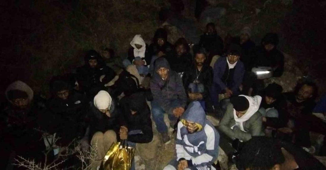 İzmir’in Çeşme ilçesi Alaçatı Mahallesi’nde jandarma ekiplerince düzenlenen göçmen kaçakçılığı