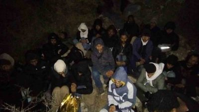 İzmir’in Çeşme ilçesi Alaçatı Mahallesi’nde jandarma ekiplerince düzenlenen göçmen kaçakçılığı