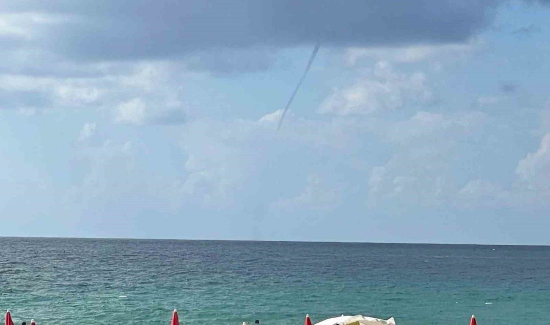 Antalya’nın Alanya ilçesi açıklarında hortum çıktı. Denize giren tatilcilerin merakla