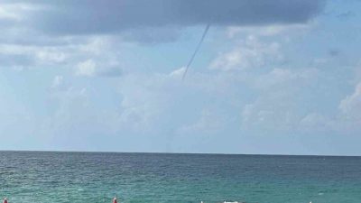 Antalya’nın Alanya ilçesi açıklarında hortum çıktı. Denize giren tatilcilerin merakla