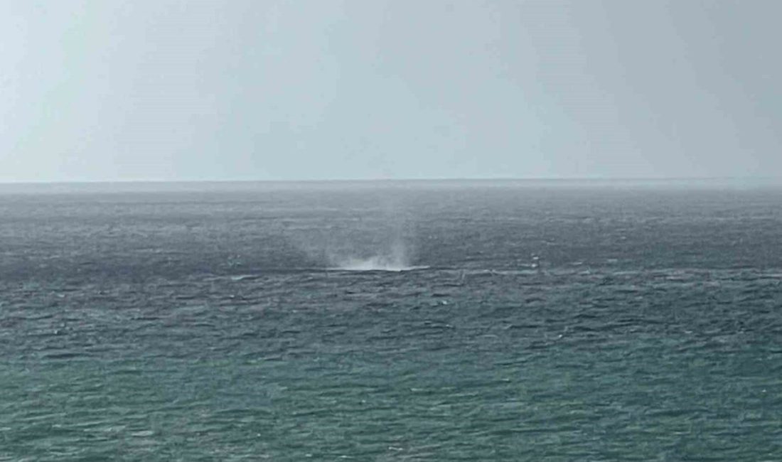 Antalya’nın Alanya ilçesi İncekum sahili açıklarında sabah saatlerinde oluşan hortum,