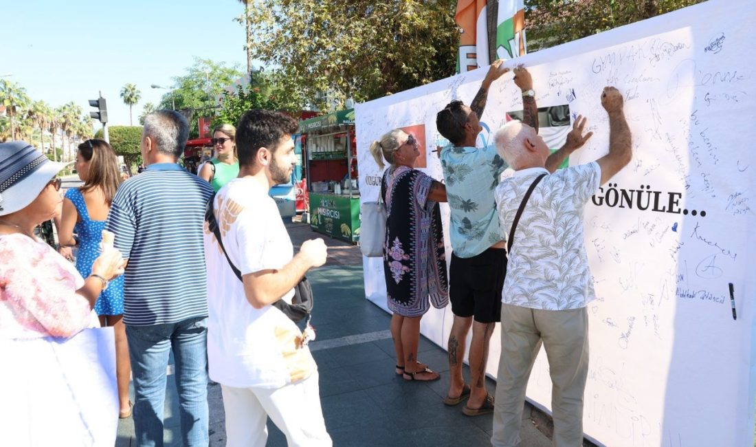 Alanya Alaaddin Keykubat Üniversitesi (ALKÜ) tarafından Anıt Meydanı’na konulan “Özgür