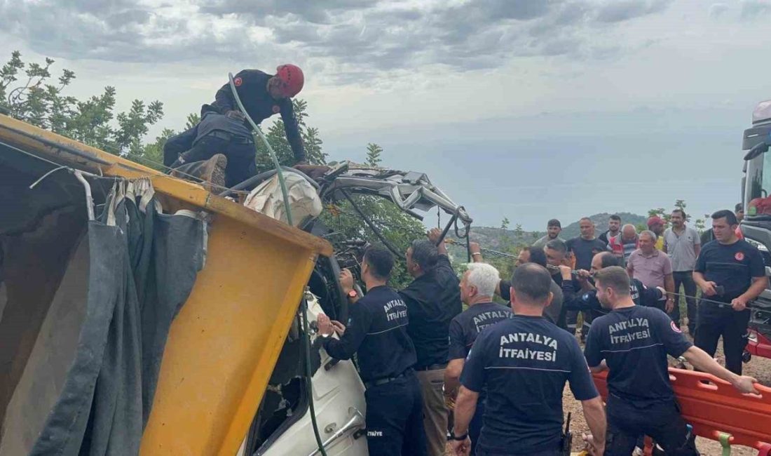 Antalya’nın Alanya ilçesinde freni boşalan kum yüklü hafriyat kamyonu karşı