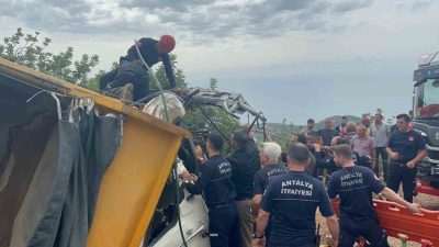 Antalya’nın Alanya ilçesinde freni boşalan kum yüklü hafriyat kamyonu karşı