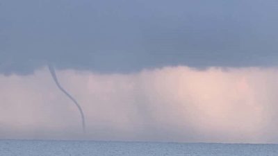 Antalya’nın Alanya ilçesi Konaklı açıklarında oluşan hortum, kısa süreli paniğe