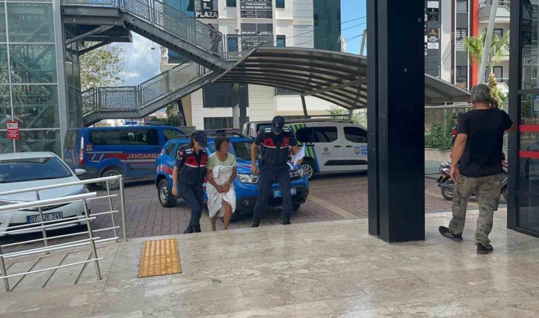 Antalya’nın Alanya ilçesinde bir iş yerini ve park halindeki minibüsü