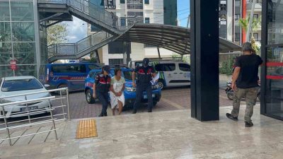 Antalya’nın Alanya ilçesinde bir iş yerini ve park halindeki minibüsü