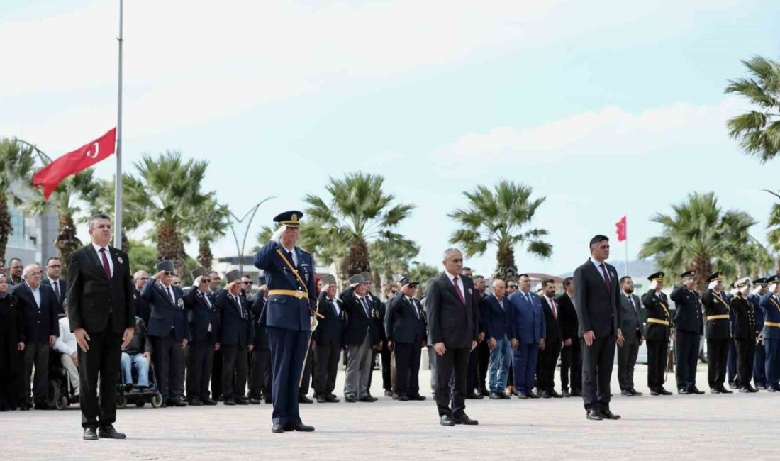 Aliağa’da Cumhuriyet’in 102. yıl kutlamaları Cumhuriyet Meydanı’nda Atatürk Anıtına çelenk