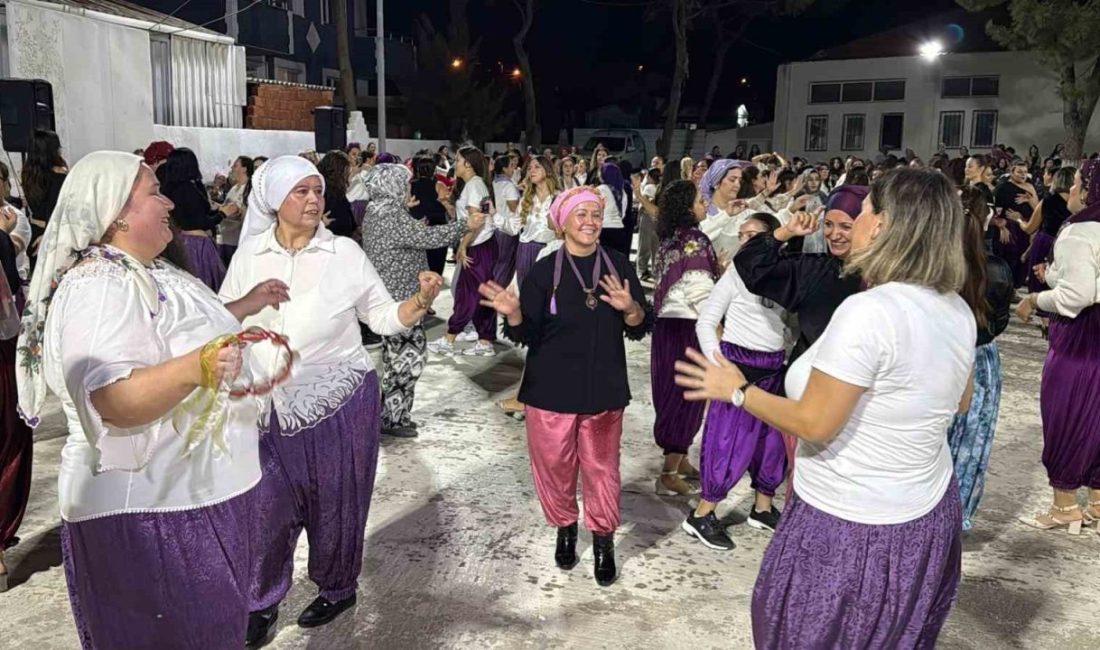 İzmir’in Aliağa ilçesine bağlı Helvacı Mahallesi’nde kadınlar, “Şalvar Gecesi” etkinliğinde