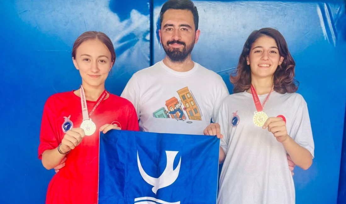 Aliağalı kadın taekwondocular, İzmir’de düzenlenen 29 Ekim Cumhuriyet Bayramı Gençler