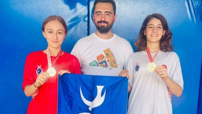 Aliağalı kadın taekwondocular, İzmir’de düzenlenen 29 Ekim Cumhuriyet Bayramı Gençler