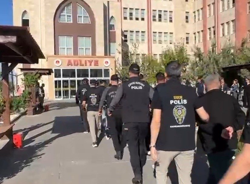 Kahramanmaraş’ta internette alışveriş siteleri üzerinden vatandaşları dolandıran 9 şüpheli tutuklandı.