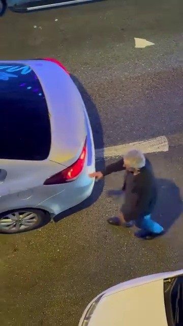 Alkollü sürücü tek şeritli yolda trafiği kesti, trafik polisi gibi davranıp devam etti Bursa’da direksiyon başına alkollü geçtiği öne sürülen sürücü, trafiği kesip,