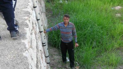 Antalya’da alkolün etkisiyle dengesini kaybederek su kanalına düşen adam yanından