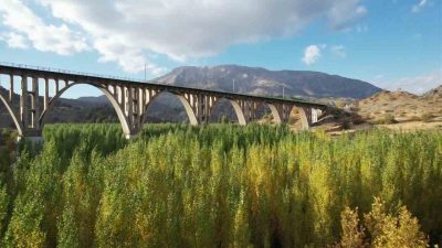Adıyaman’ın Gölbaşı ilçesindeki Alman köprüsü, sonbahar renkleriyle ayrı bir güzelliğe