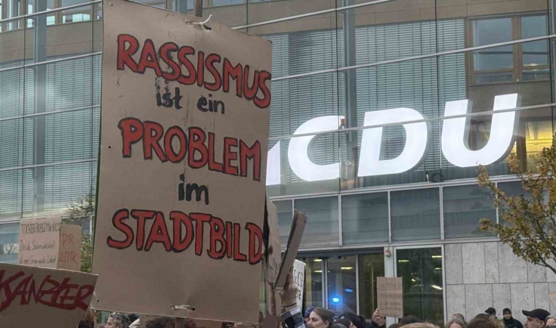 Almanya’da binlerce kişi, “Şehrin görüntüsünde hala sorun var” sözleriyle göçmenleri