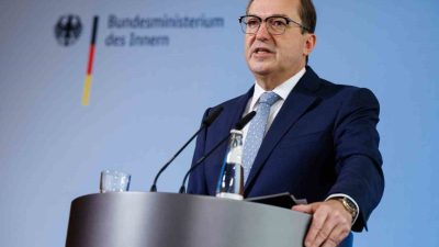 Almanya İçişleri Bakanı Alexander Dobrindt, bakanlar kabinesinin son dönemde ülke