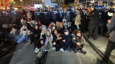 Almanya’nın başkenti Berlin’de, İsrail’in insani yardım ulaştırmak üzere Gazze’ye doğru