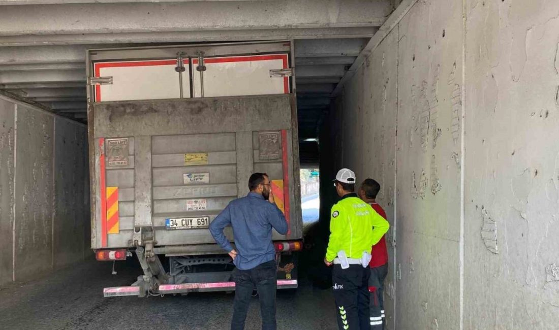 Alt geçitte sıkışan kamyonun yardımına ekipler yetişti Manisa’nın Turgutlu ilçesinde alt geçitte sıkışan kamyon trafik ekiplerinin müdahalesiyle