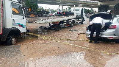 Antalya’nın Aksu ilçesinde yağmur nedeniyle alt yapı çalışmaları sonrası kapatılan