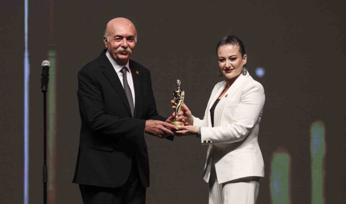 62. Uluslararası Antalya Altın Portakal Film Festivali’nin açılış galasında, oyuncular