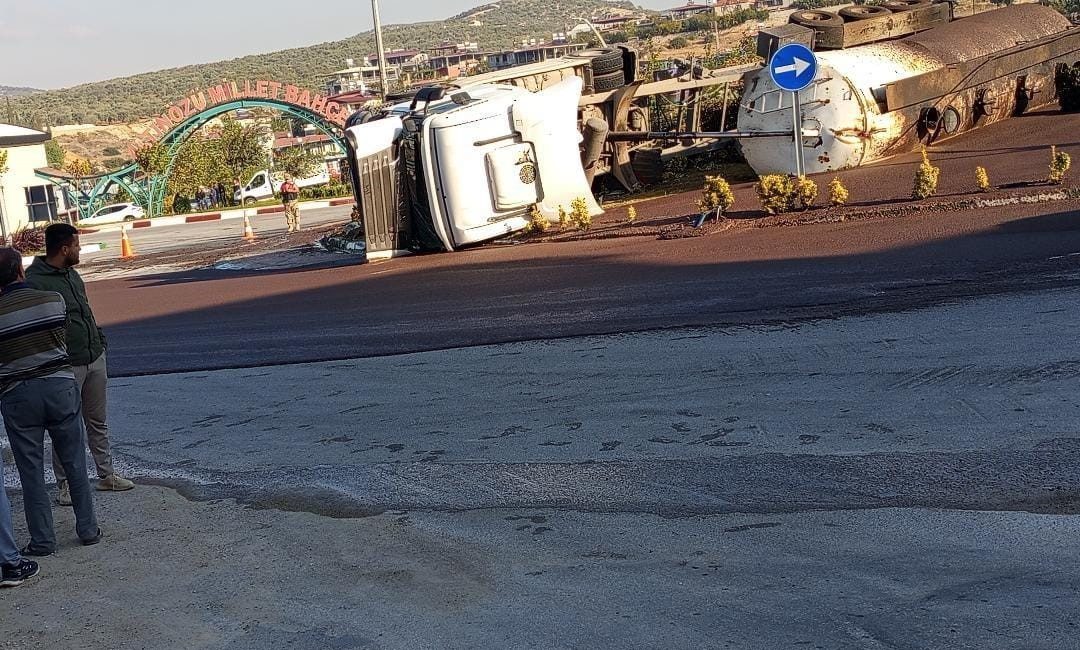 Altınözü’nde zeytin posası yüklü tanker devrildi Hatay’ın Altınözü ilçesinde devrilen zeytin posası yüklü tanker sürücüsü yaralandı.