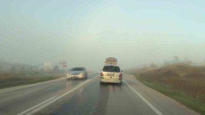 Amasya-Çorum karayolunda sabah saatlerinde etkili olan yoğun sis, sürücülere zor