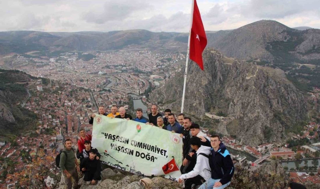 Amasya’da şehrin zirvesinde ‘Cumhuriyet doğa yürüyüşü’ gerçekleştirildi. Cumhuriyetin ilanının 102.
