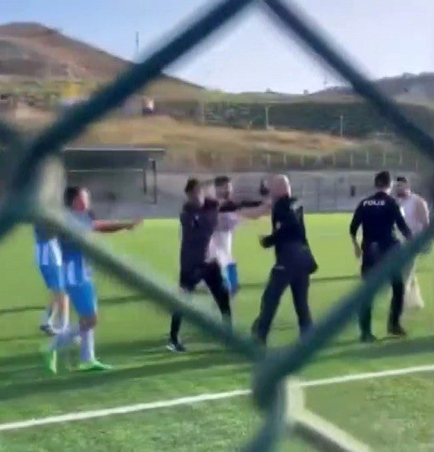 Denizli’nin Pamukkale ilçesindeki amatör lig maçında iki takım oyuncuları arasında