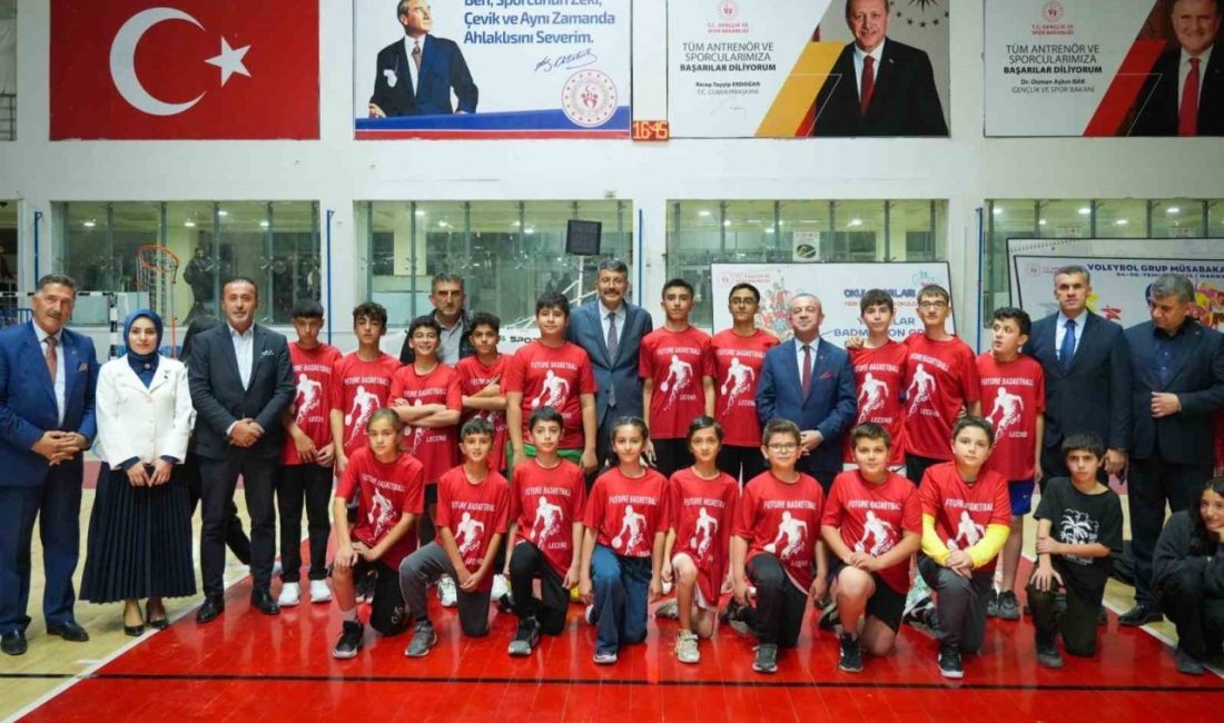 Amatör Spor Kulüplerine nakdi yardım desteği Hakkari Valisi Ali Çelik, Amatör Spor Haftası etkinlikleri kapsamında Hakkâri