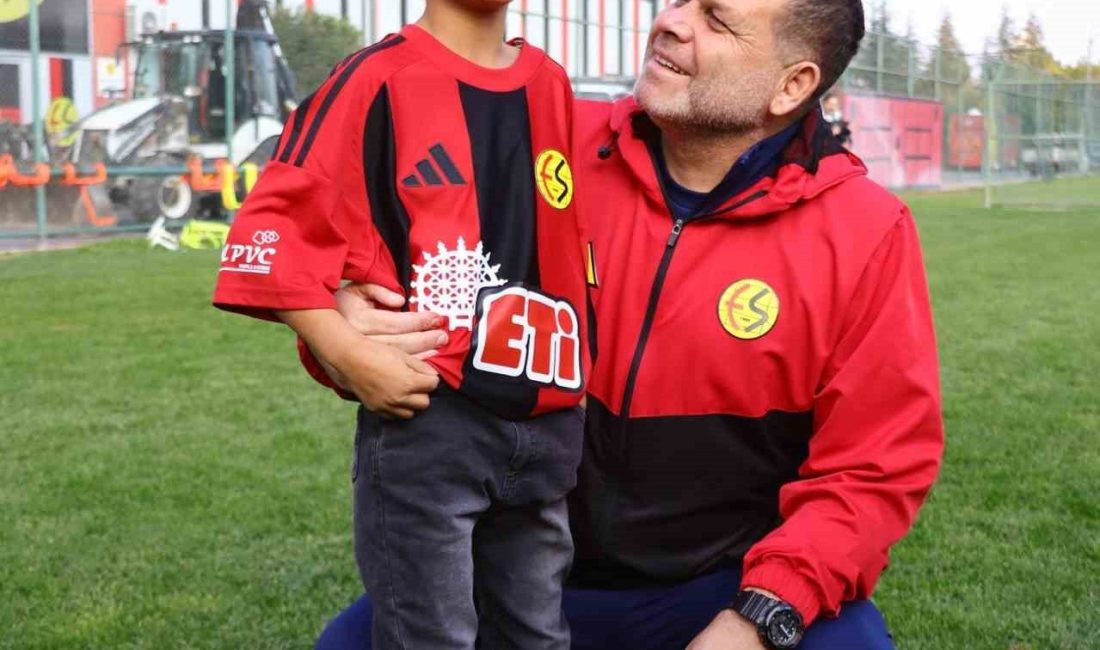 Ameliyatla görme kabiliyetini kazan Hamit, Eskişehirspor antrenmanını seyretti Eskişehir’de yaşayan ve geçirdiği başarılı ameliyat sonrasında görme kabiliyetini kazanan