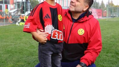 Eskişehir’de yaşayan ve geçirdiği başarılı ameliyat sonrasında görme kabiliyetini kazanan