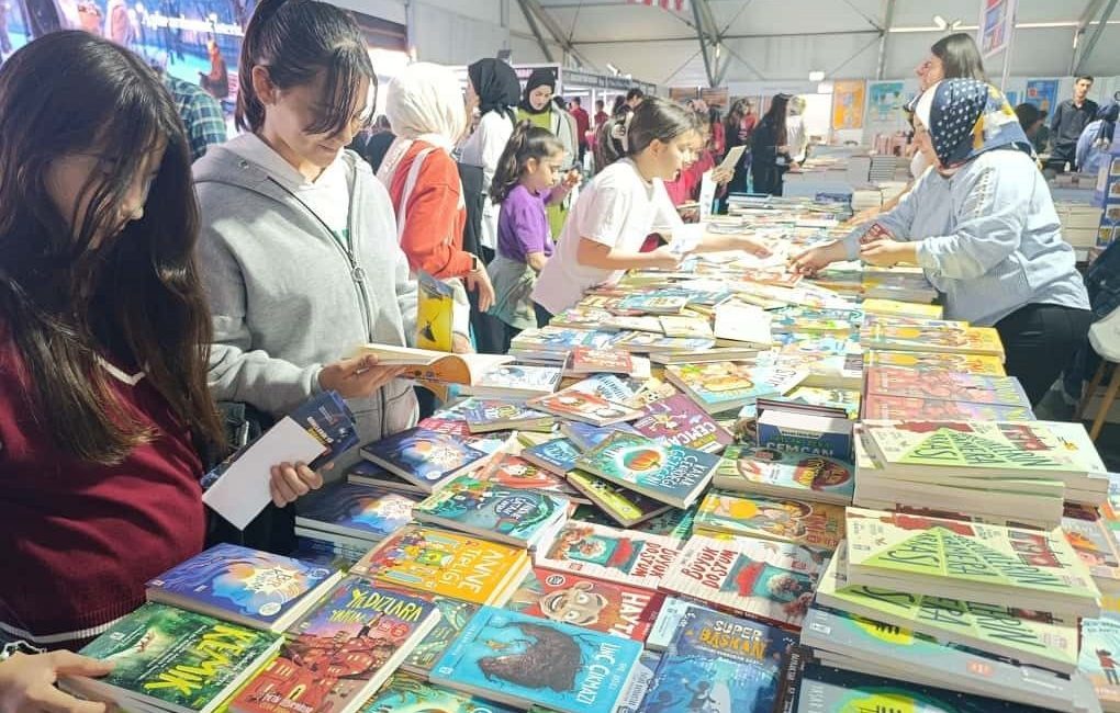 Anadolu’nun en büyük kitap fuarı kapılarını açtı Kahramanmaraş’ta ’Gel ve hayatı anla’ temasıyla bu yıl 10’uncusu düzenlenen