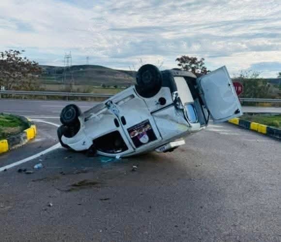 Ankara’nın Ayaş ilçesinde sürücüsünün kontrolünü kaybettiği hafif ticari araç takla
