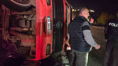 Ankara’nın Haymana ilçesinde mangal kömürü yüklü tırın virajı alamayarak devrilmesi