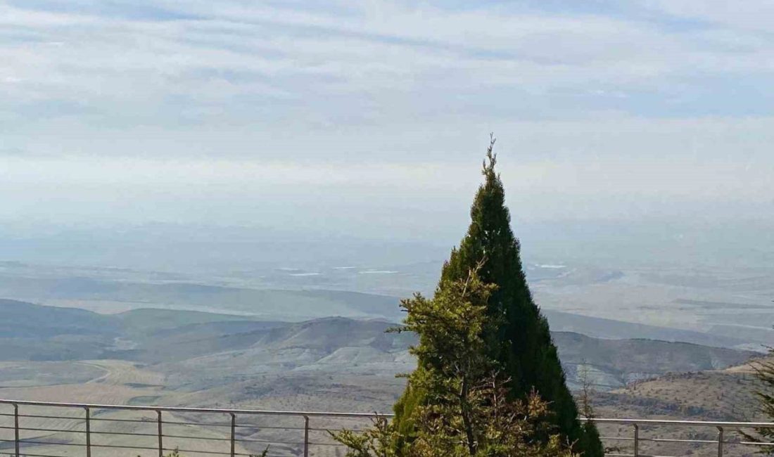 Ankara’nın Polatlı ilçesindeki Duatepe Anıtı, siste kartpostallık görüntüler oluşturdu. Ankara’da