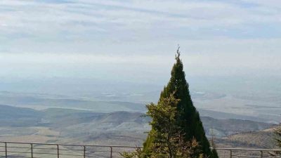 Ankara’nın Polatlı ilçesindeki Duatepe Anıtı, siste kartpostallık görüntüler oluşturdu. Ankara’da