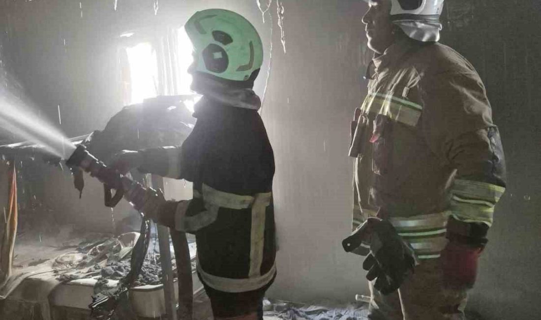Hatay’da şantiye alanında bulunan konteyner yatakhanede çıkan yangında konteynerler zarar