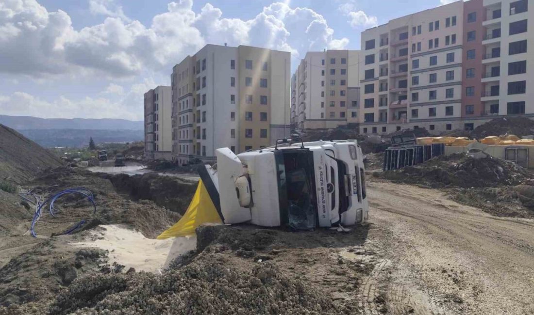 Hatay’da devrilerek yan yatan kum yüklü kamyonun sürücüsü hafif şekilde
