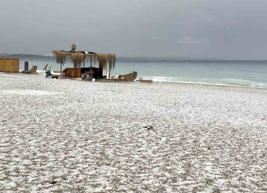 Antalya’da aniden bastıran yağmur, dolu ve fırtına kent sakinlerine adeta