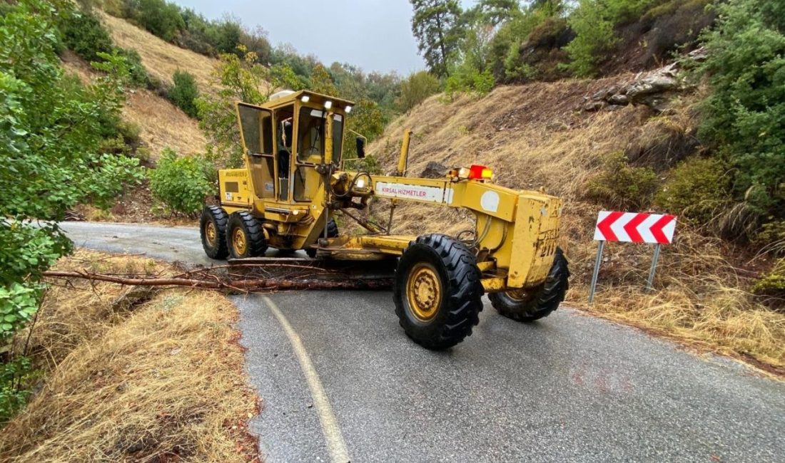 Antalya Büyükşehir Belediyesi ekipleri, Alanya ilçesi kırsalında yağışlar nedeniyle ulaşımda