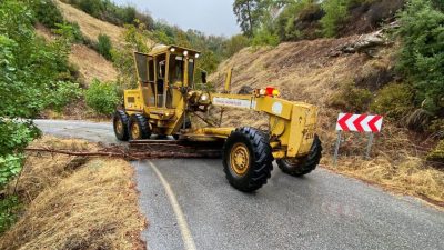 Antalya Büyükşehir Belediyesi ekipleri, Alanya ilçesi kırsalında yağışlar nedeniyle ulaşımda