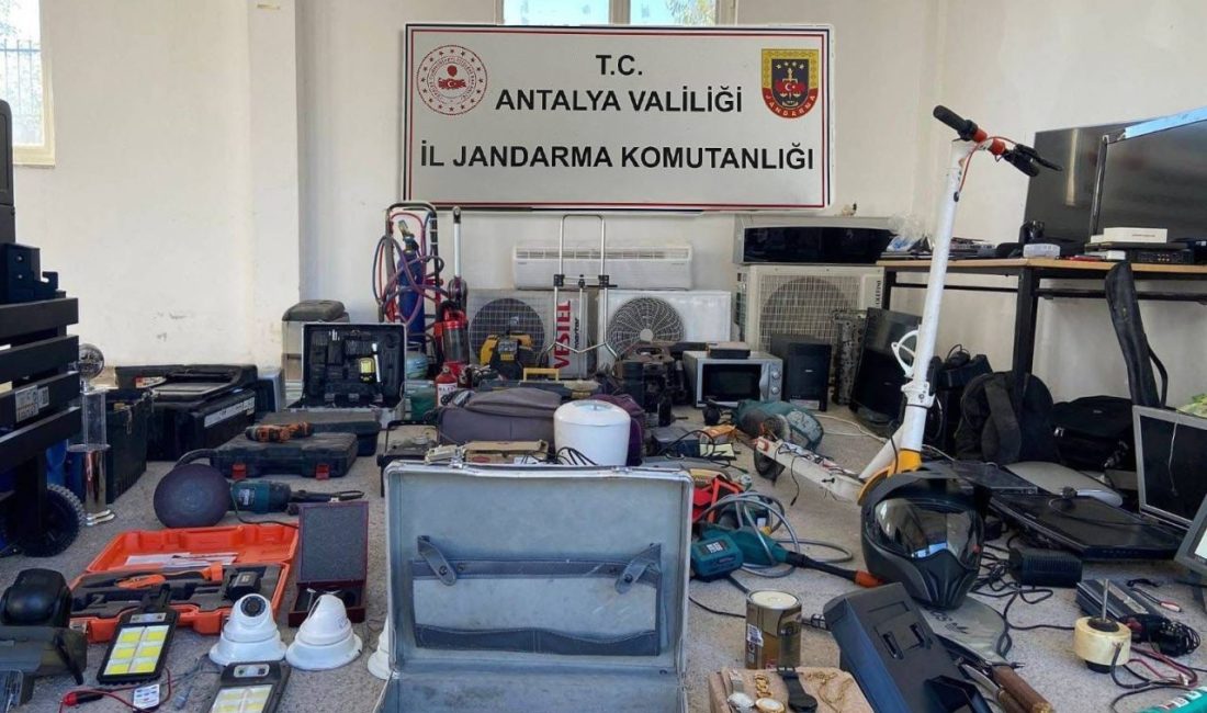Antalya’da 10 farklı evden hırsızlık yaptığı belirlenen şüpheli, JASAT operasyonuyla