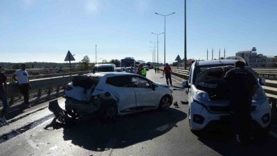 Antalya’nın Manavgat ilçesinde kavşak üzerindeki kaza tedbirlerini görerek yavaşlayan araçlara
