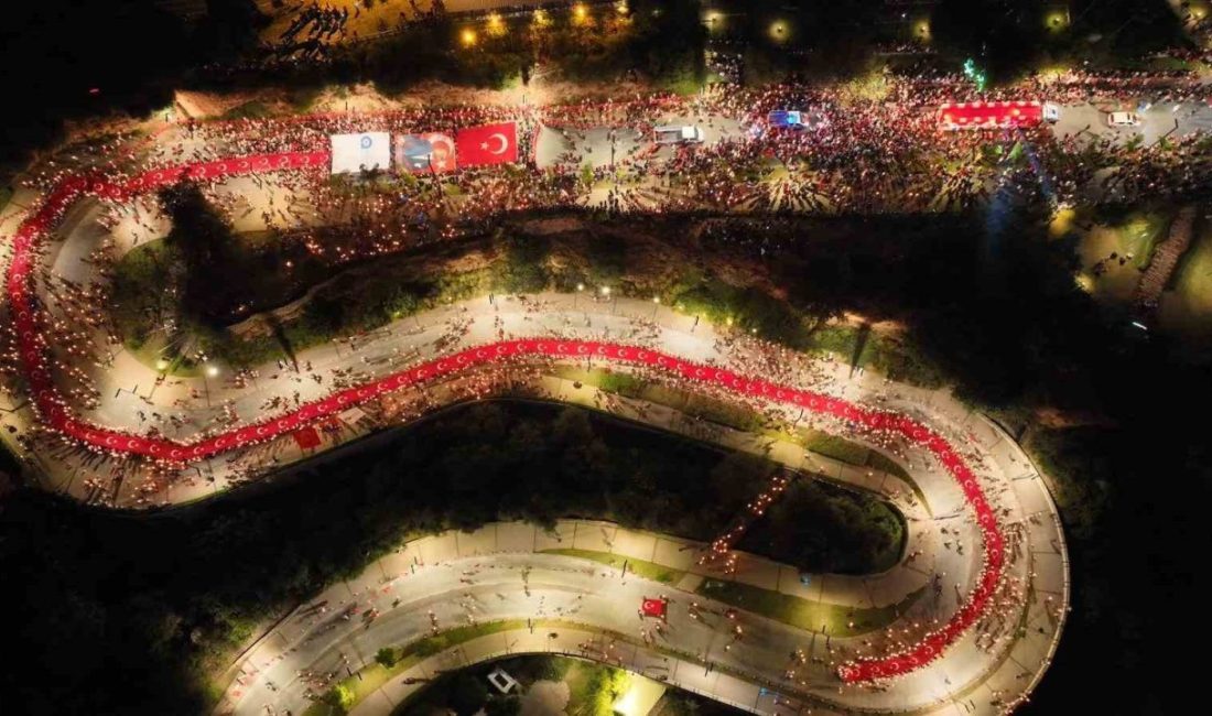 Antalya’da Cumhuriyet’in 102’nci yılı, yüzlerce vatandaşın katılımıyla düzenlenen Fener Alayı’nda